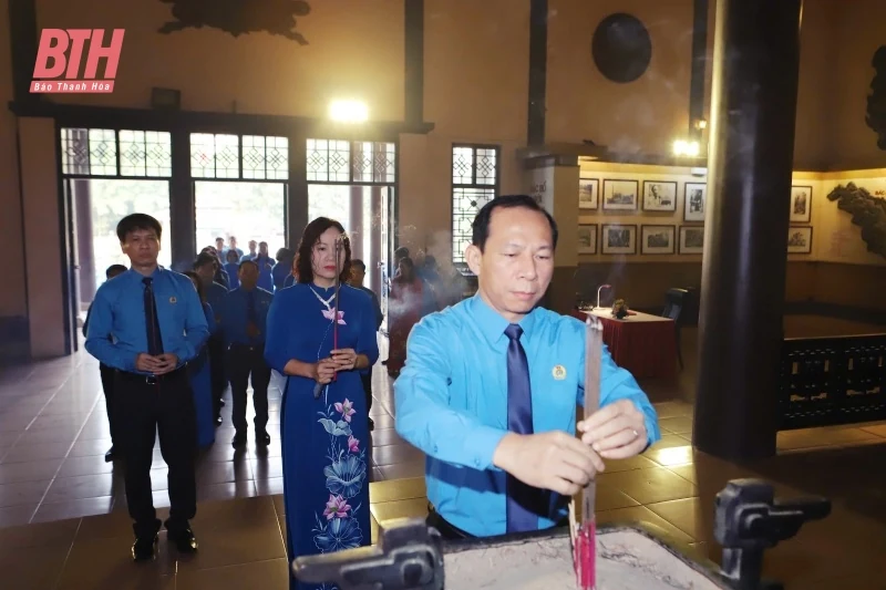 Đoàn đại biểu dự hội nghị biểu dương cán bộ công đoàn tiêu biểu tỉnh đăng ký m88 dâng hương báo công Chủ tịch Hồ Chí Minh