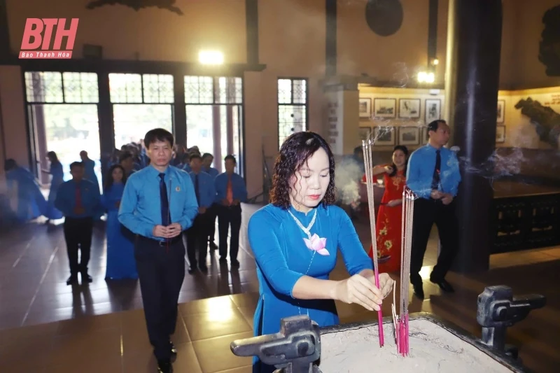Đoàn đại biểu dự hội nghị biểu dương cán bộ công đoàn tiêu biểu tỉnh đăng ký m88 dâng hương báo công Chủ tịch Hồ Chí Minh
