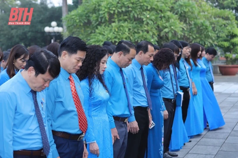 Đoàn đại biểu dự hội nghị biểu dương cán bộ công đoàn tiêu biểu tỉnh đăng ký m88 dâng hương báo công Chủ tịch Hồ Chí Minh