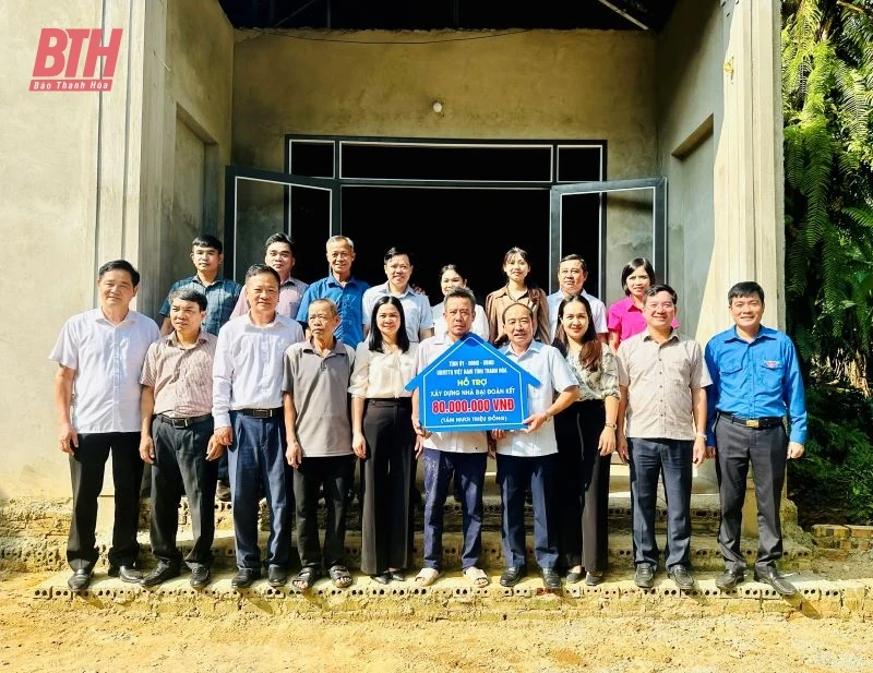 Phó Chủ tịch Thường trực HĐND tỉnh Lê Tiến Lam dự Lễ khởi công và trao biển hỗ trợ xây dựng nhà ở cho hộ nghèo tại huyện Thường Xuân