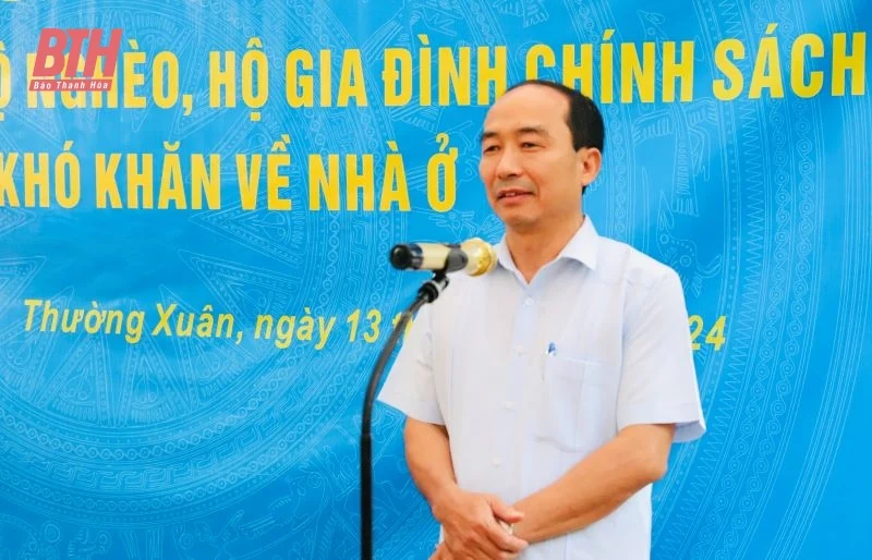 Phó Chủ tịch Thường trực HĐND tỉnh Lê Tiến Lam dự Lễ khởi công và trao biển hỗ trợ xây dựng nhà ở cho hộ nghèo tại huyện Thường Xuân