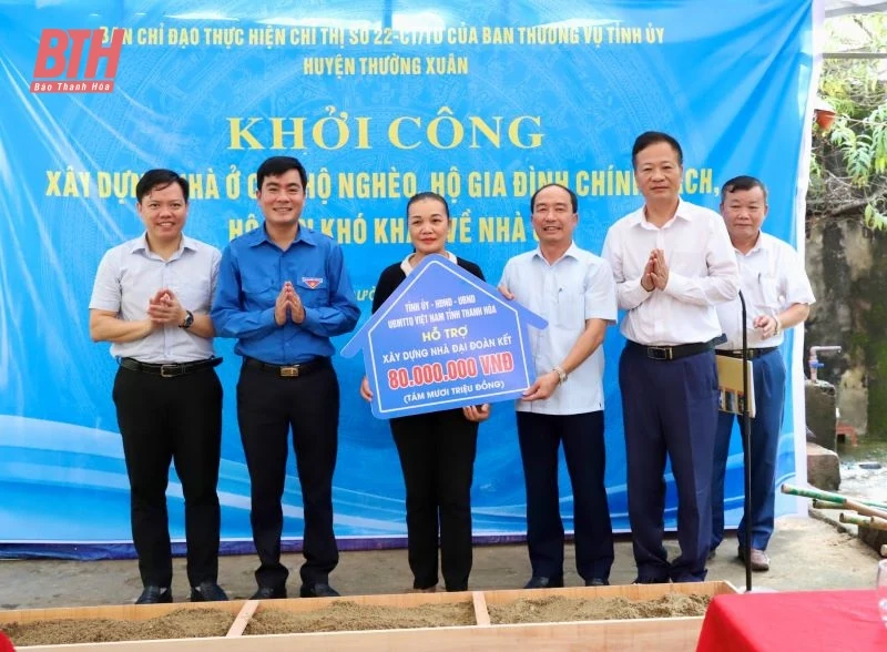 Phó Chủ tịch Thường trực HĐND tỉnh Lê Tiến Lam dự Lễ khởi công và trao biển hỗ trợ xây dựng nhà ở cho hộ nghèo tại huyện Thường Xuân