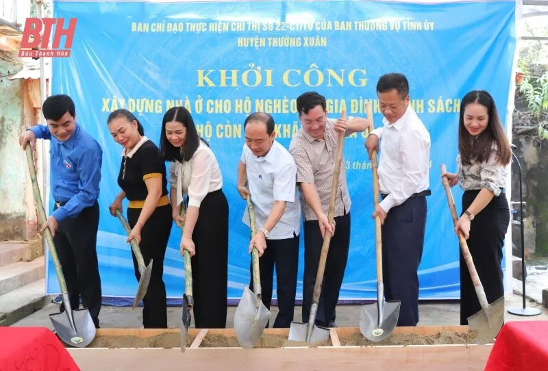 Phó Chủ tịch Thường trực HĐND tỉnh Lê Tiến Lam dự Lễ khởi công và trao biển hỗ trợ xây dựng nhà ở cho hộ nghèo tại huyện Thường Xuân