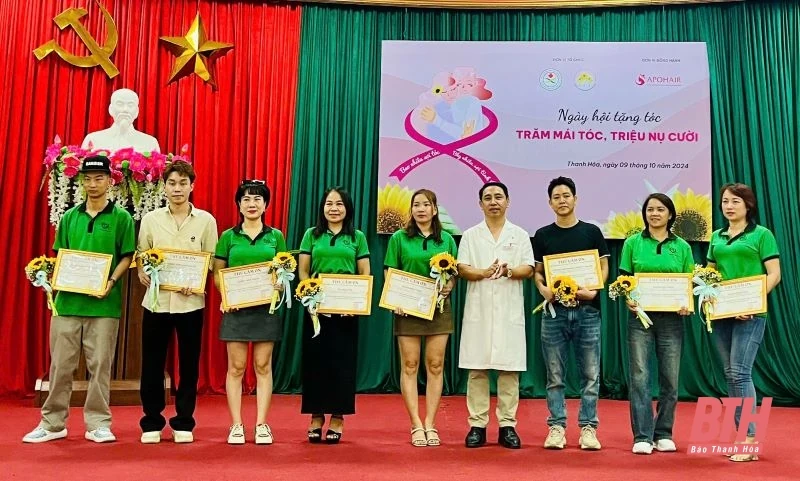 Tặng tóc cho bệnh nhân ung thư tại Bệnh viện Ung bướu tỉnh Thanh Hoá