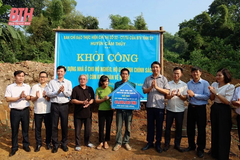 Phó Chủ tịch UBND tỉnh Lê Đức Giang dự Lễ khởi công xây dựng nhà ở cho hộ nghèo, gia đình chính sách tại Cẩm Thủy.