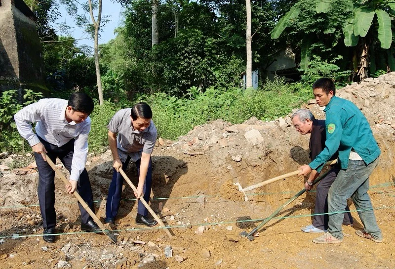 Phó Chủ tịch UBND tỉnh Lê Đức Giang dự Lễ khởi công xây dựng nhà ở cho hộ nghèo, gia đình chính sách tại Cẩm Thủy.
