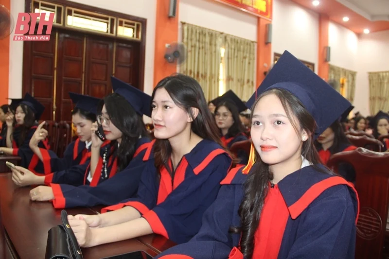 Trường Cao đẳng Y tế Thanh Hóa trao bằng tốt nghiệp chính quy cho 587 sinh viên