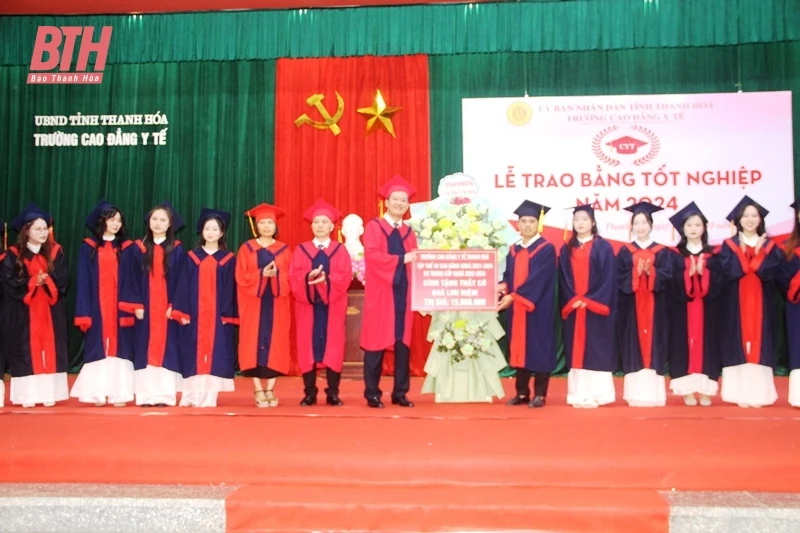 Trường Cao đẳng Y tế Thanh Hóa trao bằng tốt nghiệp chính quy cho 587 sinh viên