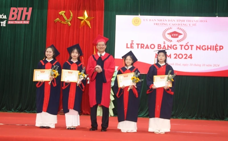 Trường Cao đẳng Y tế Thanh Hóa trao bằng tốt nghiệp chính quy cho 587 sinh viên