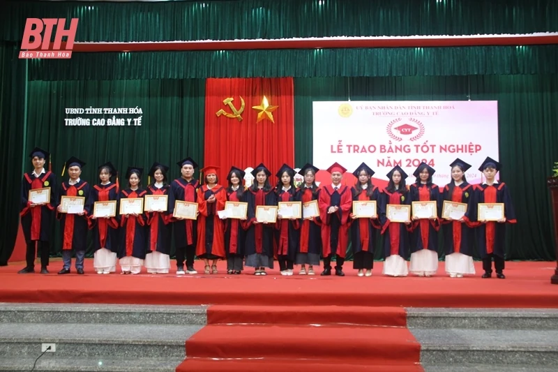 Trường Cao đẳng Y tế Thanh Hóa trao bằng tốt nghiệp chính quy cho 587 sinh viên