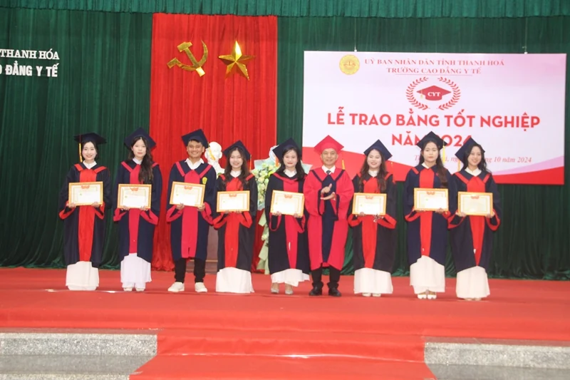Trường Cao đẳng Y tế Thanh Hóa trao bằng tốt nghiệp chính quy cho 587 sinh viên