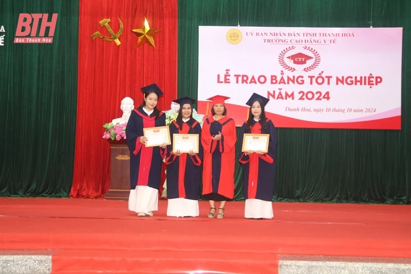 Trường Cao đẳng Y tế Thanh Hóa trao bằng tốt nghiệp chính quy cho 587 sinh viên
