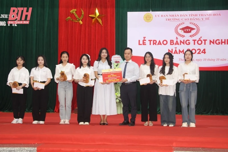 Trường Cao đẳng Y tế Thanh Hóa trao bằng tốt nghiệp chính quy cho 587 sinh viên