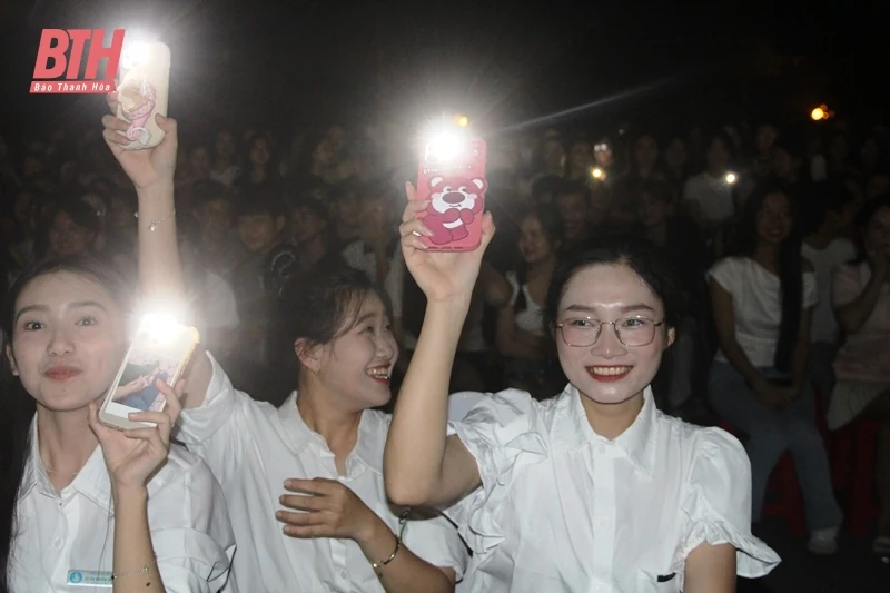 Bùng cháy cảm xúc trong đêm nhạc “We are students”