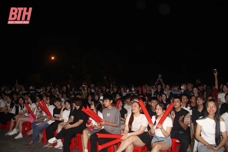 Bùng cháy cảm xúc trong đêm nhạc “We are students”