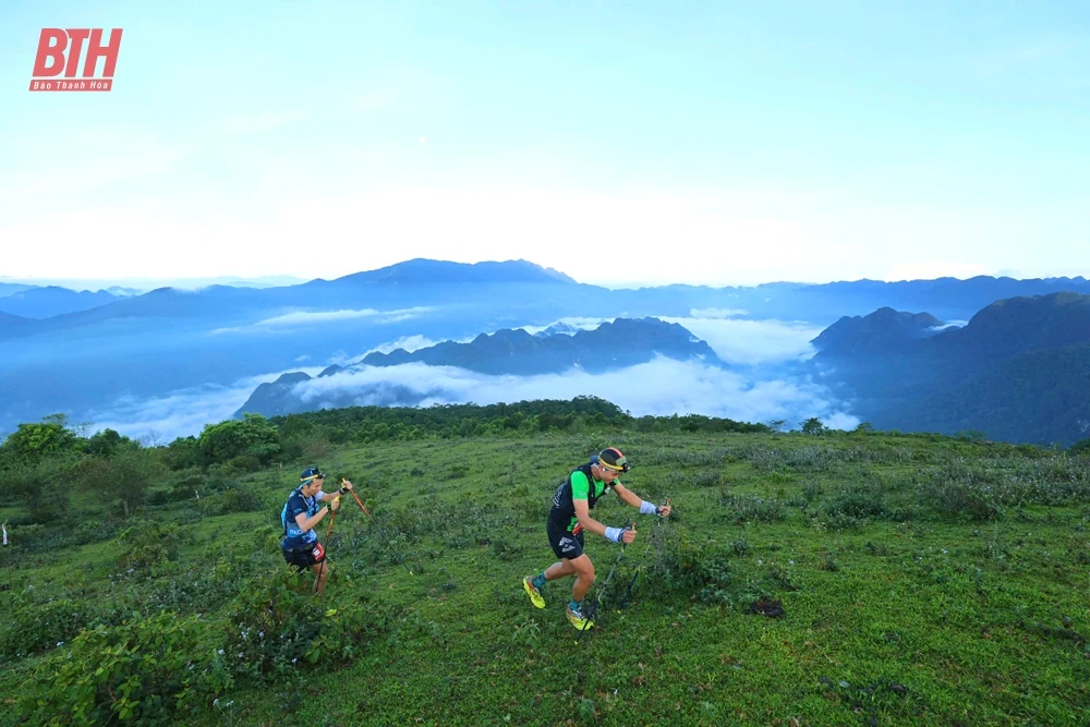 1.500 VĐV trong nước, quốc tế sôi nổi tranh tài tại Giải chạy Marathon băng rừng Việt Nam - Pù Luông 2024