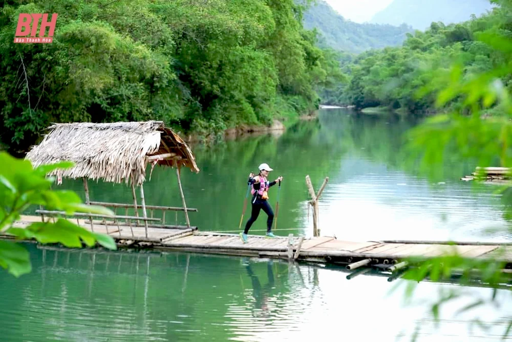 1.500 VĐV trong nước, quốc tế sôi nổi tranh tài tại Giải chạy Marathon băng rừng Việt Nam - Pù Luông 2024