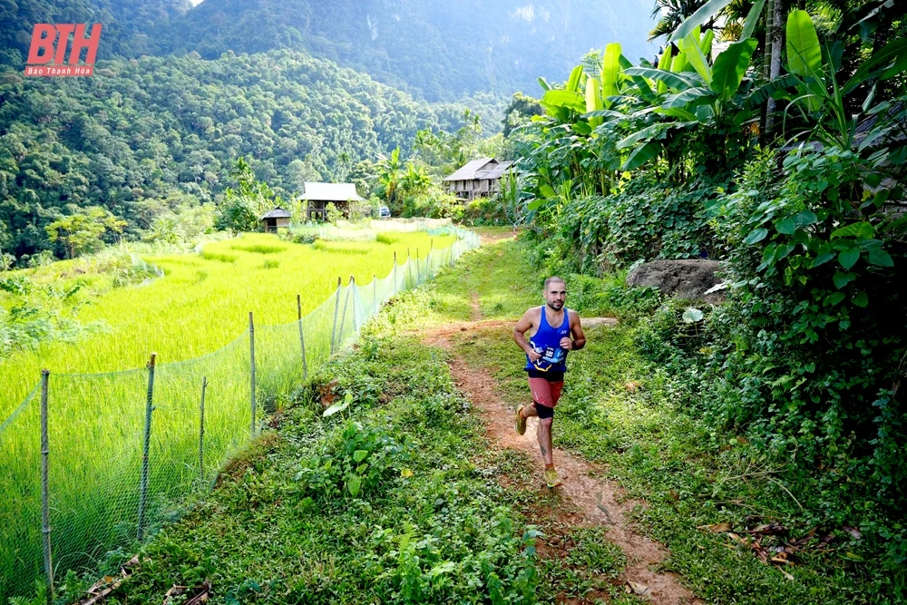1.500 VĐV trong nước, quốc tế sôi nổi tranh tài tại Giải chạy Marathon băng rừng Việt Nam - Pù Luông 2024