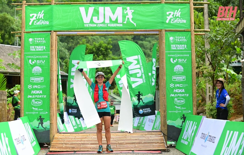 1.500 VĐV trong nước, quốc tế sôi nổi tranh tài tại Giải chạy Marathon băng rừng Việt Nam - Pù Luông 2024