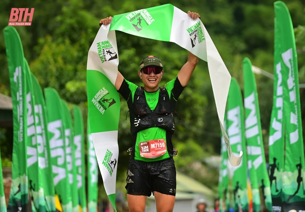 1.500 VĐV trong nước, quốc tế sôi nổi tranh tài tại Giải chạy Marathon băng rừng Việt Nam - Pù Luông 2024