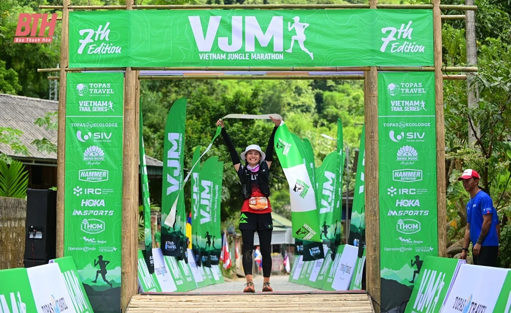 1.500 VĐV trong nước, quốc tế sôi nổi tranh tài tại Giải chạy Marathon băng rừng Việt Nam - Pù Luông 2024