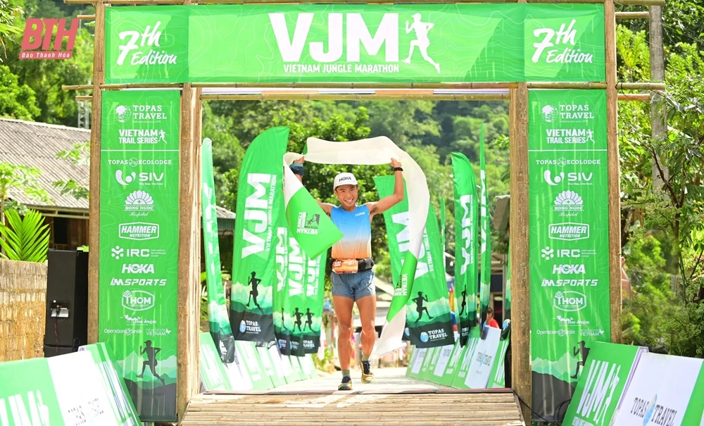 1.500 VĐV trong nước, quốc tế sôi nổi tranh tài tại Giải chạy Marathon băng rừng Việt Nam - Pù Luông 2024