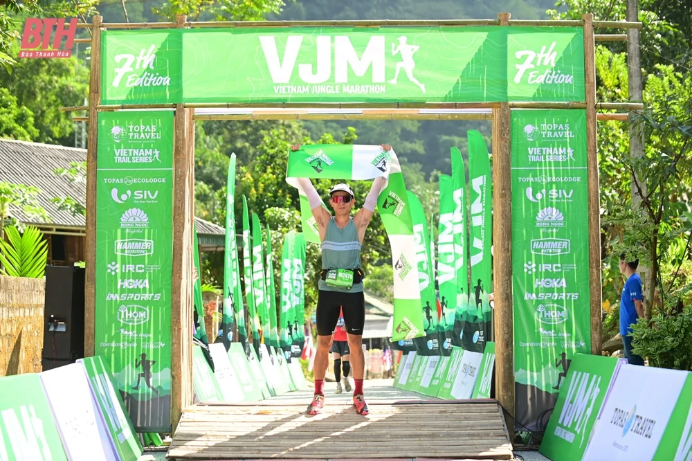 1.500 VĐV trong nước, quốc tế sôi nổi tranh tài tại Giải chạy Marathon băng rừng Việt Nam - Pù Luông 2024
