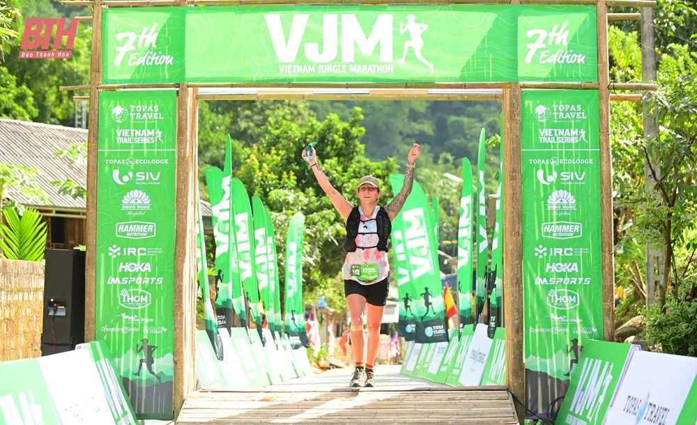 1.500 VĐV trong nước, quốc tế sôi nổi tranh tài tại Giải chạy Marathon băng rừng Việt Nam - Pù Luông 2024