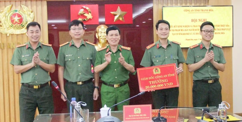 Trao thưởng cho 4 đơn vị có thành tích xuất sắc trong công tác phòng, chống tội phạm 