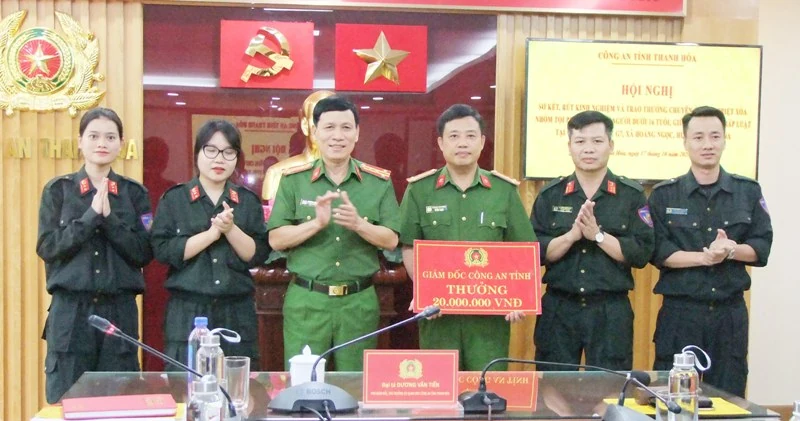 Trao thưởng cho 4 đơn vị có thành tích xuất sắc trong công tác phòng, chống tội phạm 