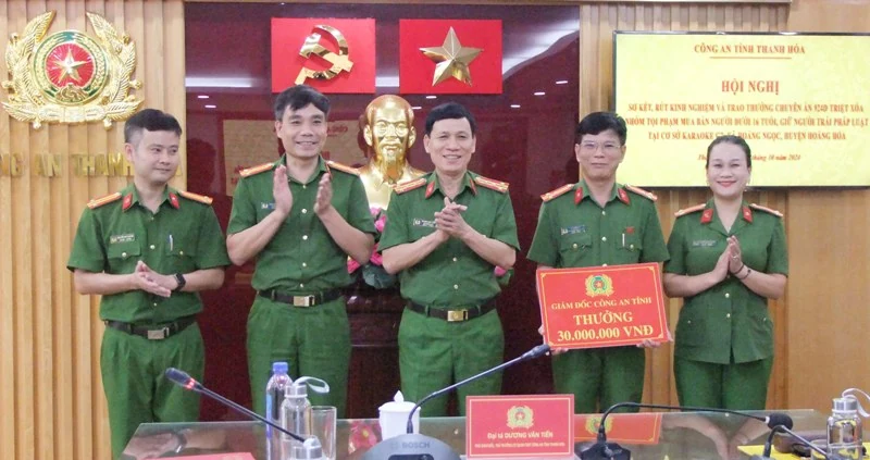 Trao thưởng cho 4 đơn vị có thành tích xuất sắc trong công tác phòng, chống tội phạm 