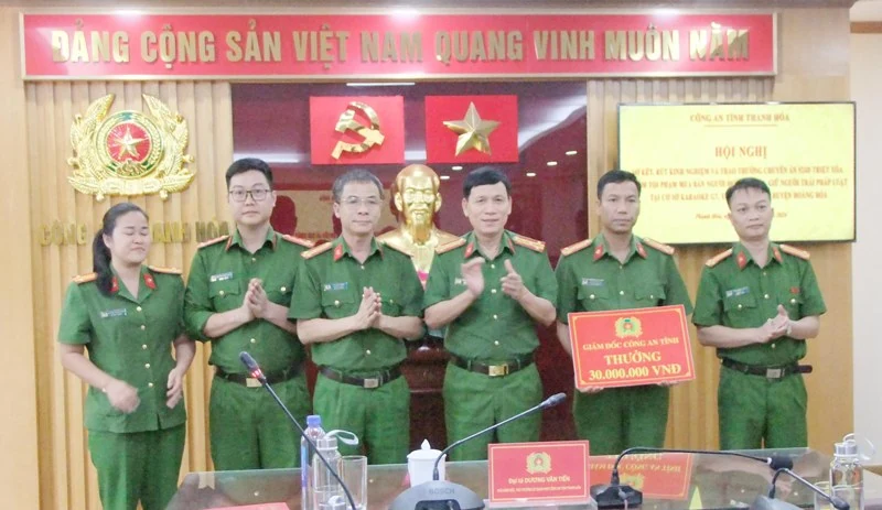 Trao thưởng cho 4 đơn vị có thành tích xuất sắc trong công tác phòng, chống tội phạm 