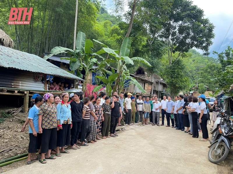 Hội Du lịch Lữ hành TP Thanh Hoá thăm, tặng quà cho người dân bị ảnh hưởng bởi bão tại huyện Quan Sơn