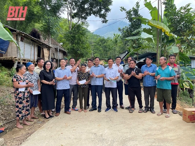Hội Du lịch Lữ hành TP Thanh Hoá thăm, tặng quà cho người dân bị ảnh hưởng bởi bão tại huyện Quan Sơn