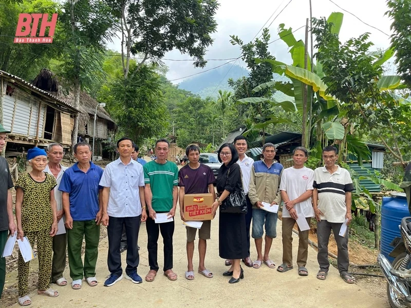 Hội Du lịch Lữ hành TP Thanh Hoá thăm, tặng quà cho người dân bị ảnh hưởng bởi bão tại huyện Quan Sơn