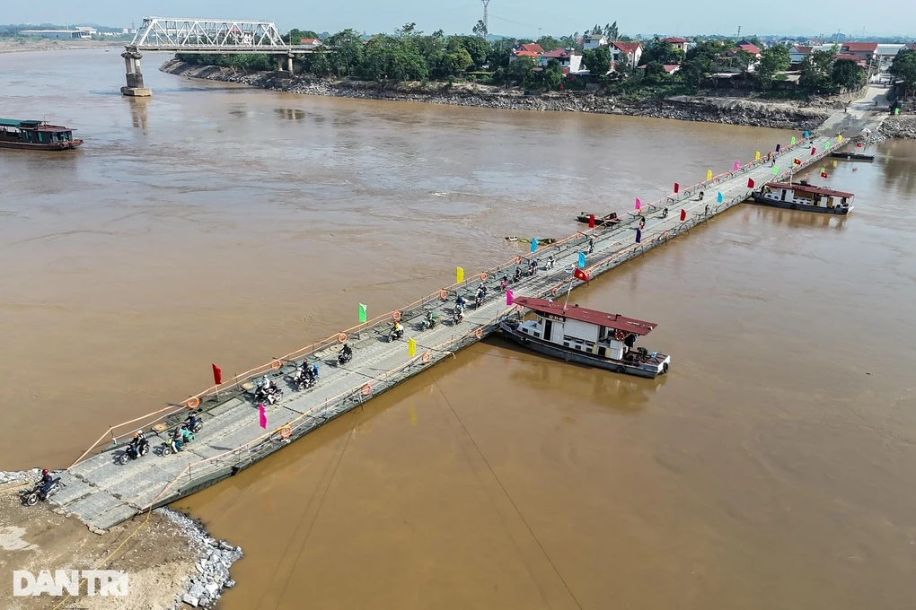 Nước sông Hồng dâng cao, cắt khẩn cấp cầu phao Phong Châu