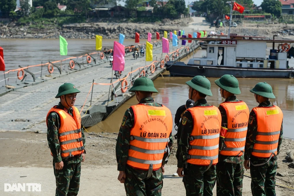 Nước sông Hồng dâng cao, cắt khẩn cấp cầu phao Phong Châu