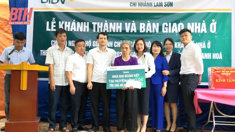 Vĩnh Lộc bàn giao nhà ở theo Chỉ thị số 22 của Ban Thường vụ Tỉnh ủy