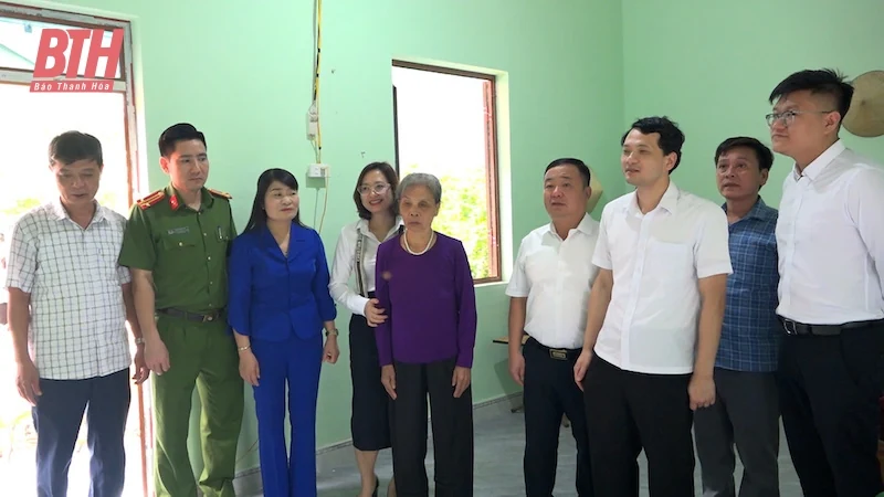 Vĩnh Lộc bàn giao nhà ở theo Chỉ thị số 22 của Ban Thường vụ Tỉnh ủy
