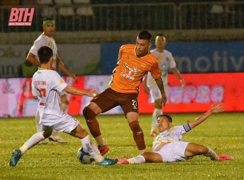 Đông Á Thanh Hóa chia điểm trên phố núi trong ngày mưa