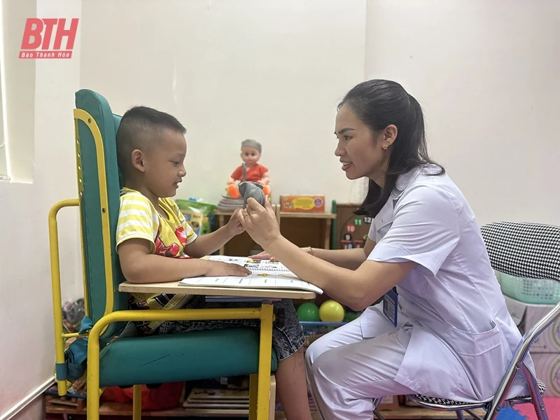 Đồng hành cùng trẻ phục hồi chức năng