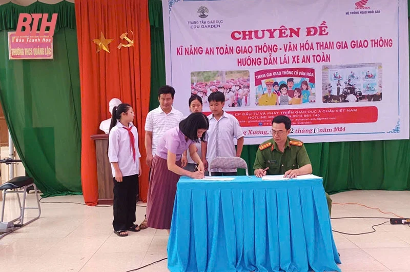 Bảo đảm an toàn giao thông cho trẻ em - cha mẹ cần gương mẫu