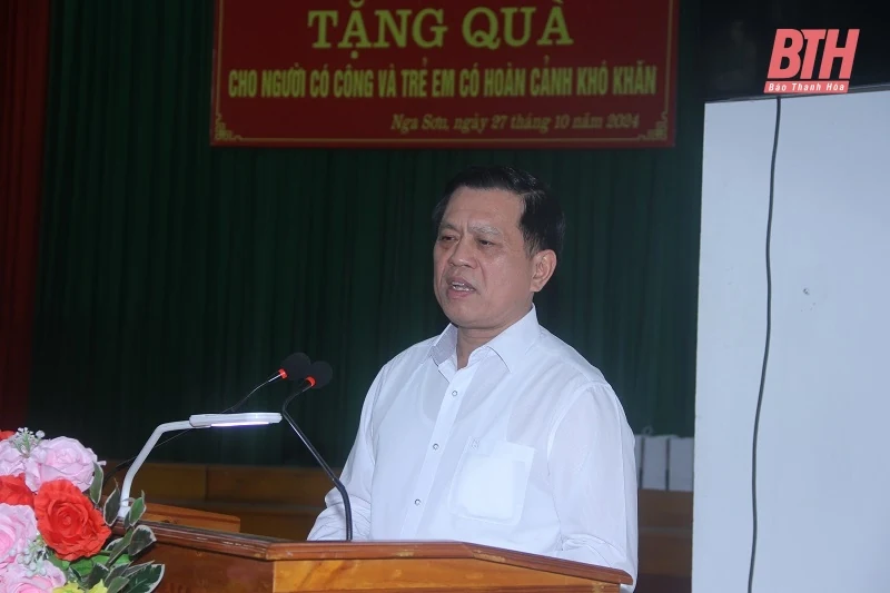 Thứ trưởng Bộ Lao động - Thương binh và Xã hội Nguyễn Bá Hoan thăm và tặng quà tại huyện Nga Sơn