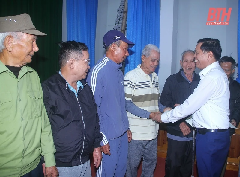Thứ trưởng Bộ Lao động - Thương binh và Xã hội Nguyễn Bá Hoan thăm và tặng quà tại huyện Nga Sơn