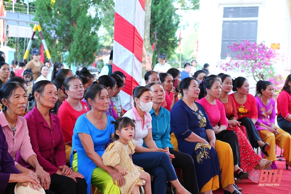 Phó Bí thư Thường trực Tỉnh ủy Lại Thế Nguyên dự Ngày hội Đại đoàn kết toàn dân tộc tại thôn Hùng Tiến