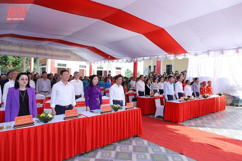 Phó Thủ tướng Chính phủ Lê Thành Long và Bí thư Tỉnh uỷ Nguyễn Doãn Anh chung vui Ngày hội Đại đoàn kết toàn dân tộc tại huyện Triệu Sơn
