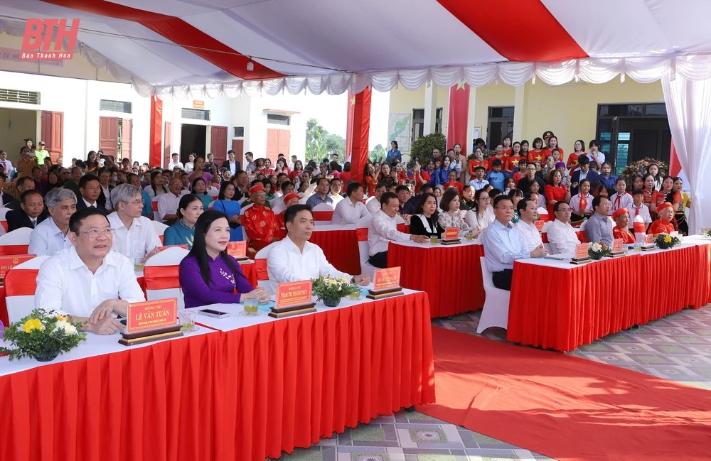 Phó Thủ tướng Chính phủ Lê Thành Long và Bí thư Tỉnh uỷ Nguyễn Doãn Anh chung vui Ngày hội Đại đoàn kết toàn dân tộc tại huyện Triệu Sơn