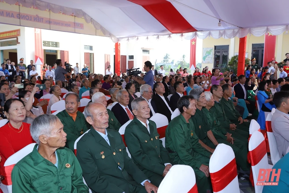 Phó Thủ tướng Chính phủ Lê Thành Long và Bí thư Tỉnh uỷ Nguyễn Doãn Anh chung vui Ngày hội Đại đoàn kết toàn dân tộc tại huyện Triệu Sơn
