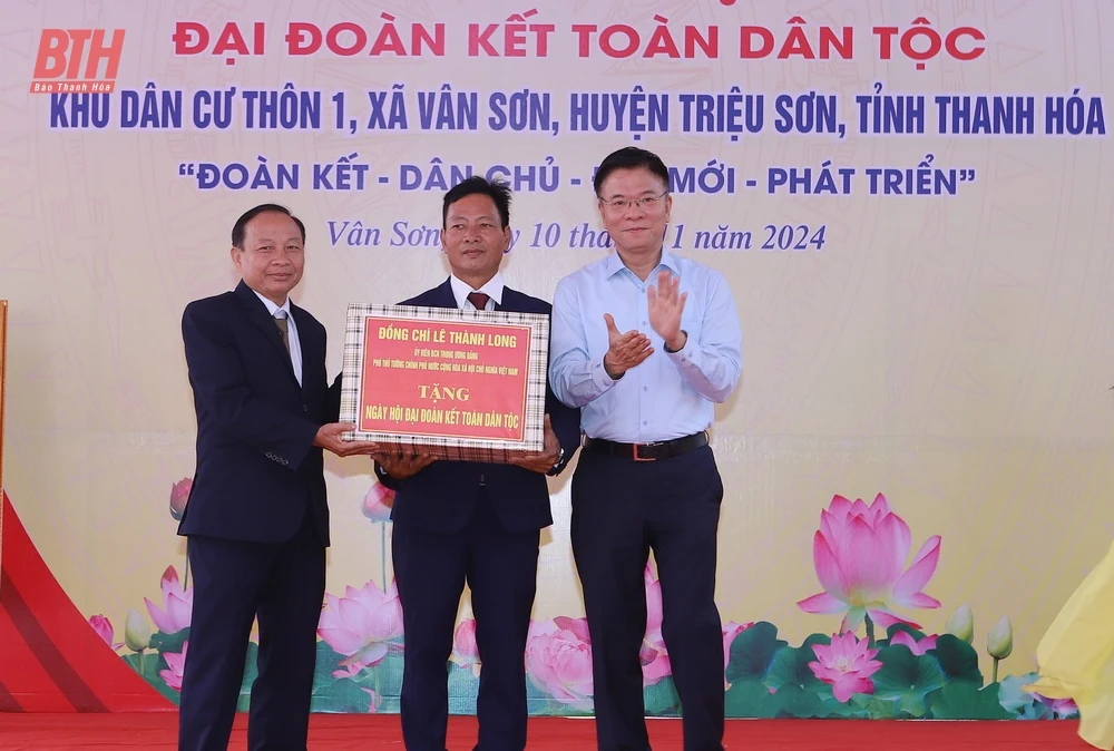 Phó Thủ tướng Chính phủ Lê Thành Long và Bí thư Tỉnh uỷ Nguyễn Doãn Anh chung vui Ngày hội Đại đoàn kết toàn dân tộc tại huyện Triệu Sơn