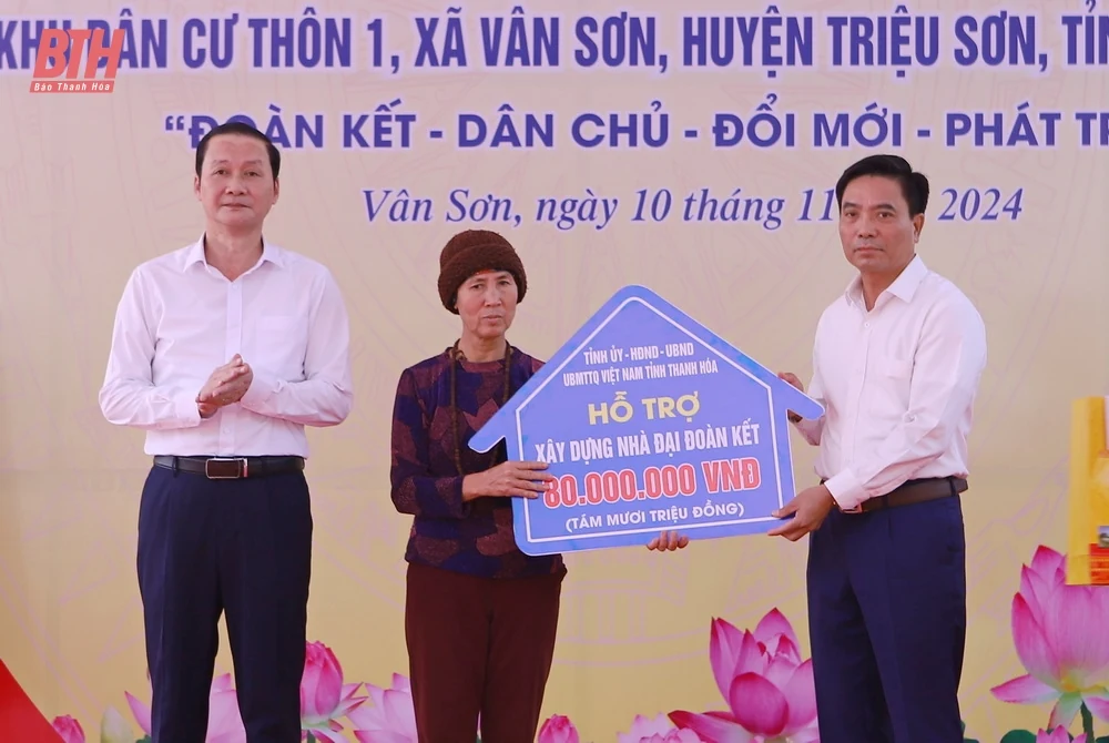 Phó Thủ tướng Chính phủ Lê Thành Long và Bí thư Tỉnh uỷ Nguyễn Doãn Anh chung vui Ngày hội Đại đoàn kết toàn dân tộc tại huyện Triệu Sơn